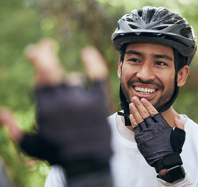 Eltern genießen einen sonnigen Tag im Park mit ihrem Kind im Rollstuhl.