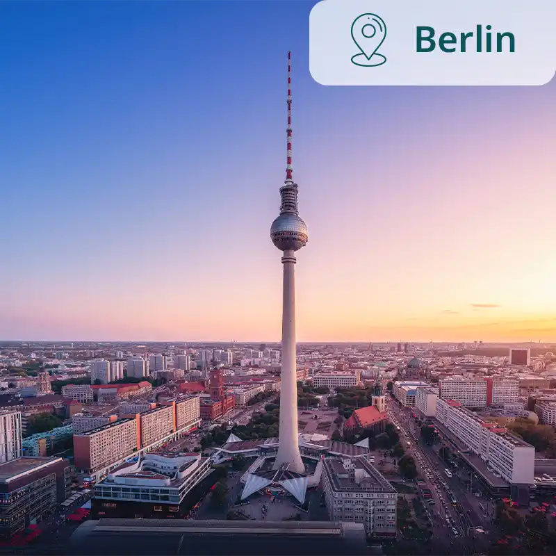 Panorama von Berlin mit Fernsehturm im Abendlicht.