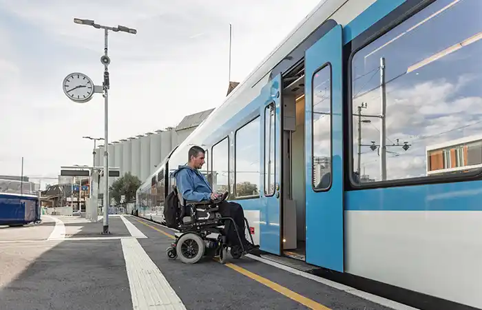 Mann im Rollstuhl steht am Einstieg einer Tram