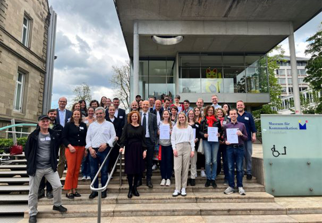 Gruppenfoto vor dem Museum für Kommunikation in Frankfurt