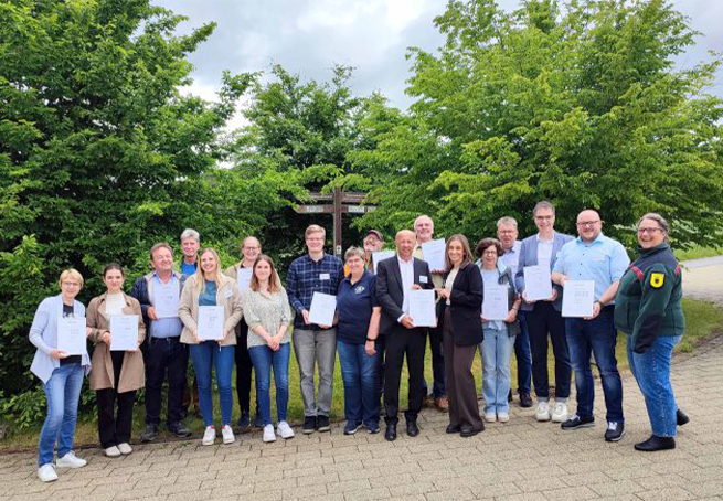 Erfolgreich zertifiziert: 21 regionale Beherbergungs-, Gastronomie- und Freizeitbetriebe erhielten heute von Jens Knopf (2.v.r.), Abteilungsleiter im Nationalpark Kellerwald-Edersee und Marie Schmelzeisen (7.v.l.) von „Qualität kompakt“ ihre Urkunden nach „Reisen für Alle“ überreicht. Das Qualitätssiegel steht für gelebte Inklusion und Engagement im Bereich „barrierefreier Tourismus“. © Inka Lücke