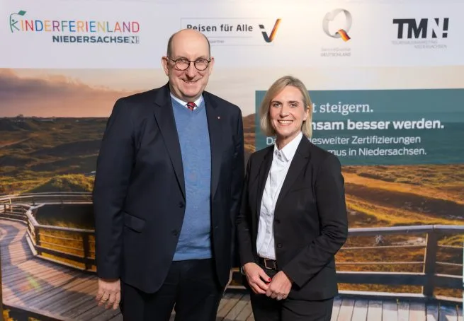 Wirtschaftsstaatssekretär Matthias Wunderling-Weilbier und Meike Zumbrock, Geschäftsführerin TMN @ WWW.SCHEFFEN.DE