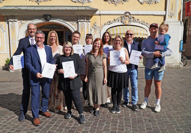 Vertreterinnen und Vertreter der „Reisen für Alle“ zertifizierten Betriebe: V.l. Viktor Havlik, Hoteldirektor Maritim Hotel Würzburg, Björn Rudek, Tourismusdirektor und Geschäftsleiter Congress-Tourismus-Würzburg, Jennifer Egner, General Manager ibis Hotel Würzburg City, Daniel Winter, Leiter Destinationsmanagement Congress-Tourismus-Würzburg, Luisa Lochner, Front Office Manager ibis Hotel Würzburg City, Karolina Voráčková, Pädagogische Leiterin Jugendbildungsstätte Unterfranken, Anke Geiter, Inklusionsbeauftragte der Stadt Würzburg, Sarah Merabet, Marketingreferentin Museum für Franken, Christiane Rolfs, Kunstvermittlung und Inklusion Museum im Kulturspeicher, Andreas Öhrlein, Geschäftsführer Würzburger Bäder GmbH, Steven Henze, Geschäftsführer Inklusionscafé Senza Limiti. @ CTW, Evelyn Pfeiffer