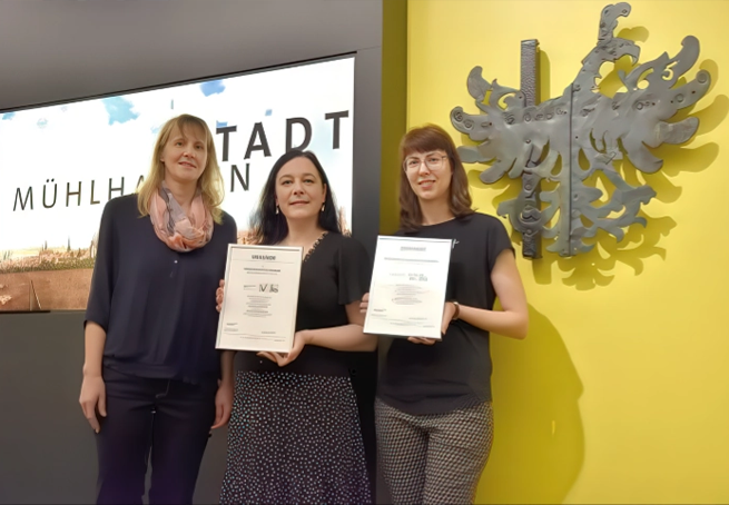 Übergabe der Zertifikate an die Mühlhäuser Museen Peggy Fauß, Susanne Kimmig-Völkner, Sarah Pönicke (v.l.) © Matthias Nolte, Mühlhäuser Museen
