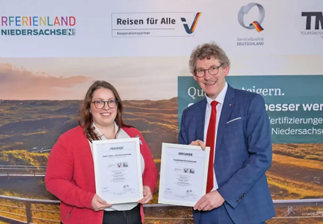 Bild der Zertifikatsverleihung © Marcus Prell | Freut sich über die neuen Zertifikate von Frank Doods (rechts): Melinda Szabo, Beauftragte für Barrierefreiheit bei der Bad Zwischenahner Touristik Gmbh (links). © Marcus Prell