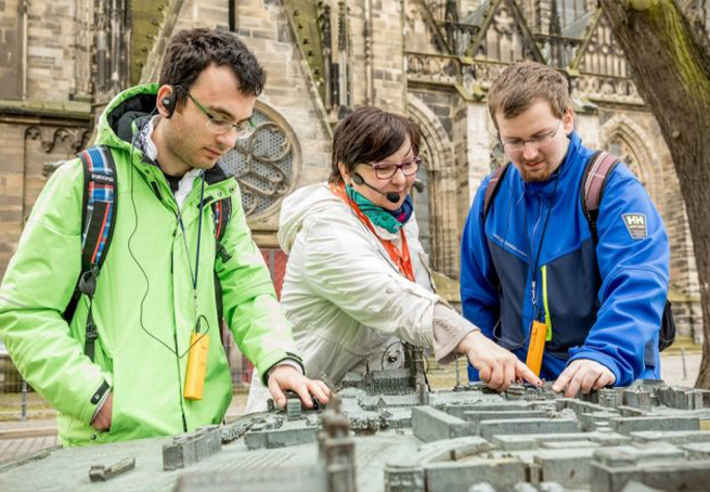 Gästeführung mit Tastmodell © Andreas Lander | Gästeführung mit Tastmodell und TourGuideSystem. © Andreas Lander